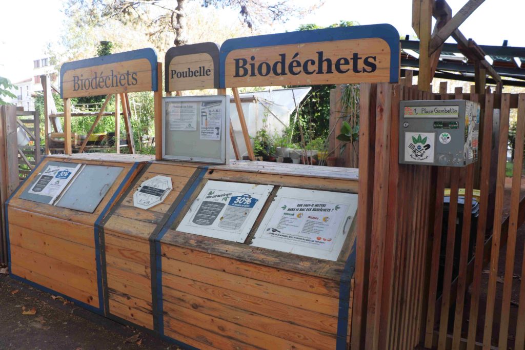 Bacs de collecte des biodéchets, en bordure du jardin