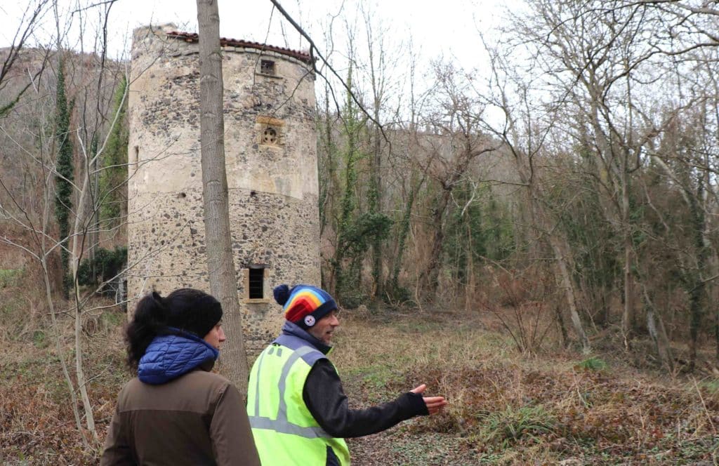 Mélanie et Aurélien passent devant le pigeonnier, trace d'un ancien village