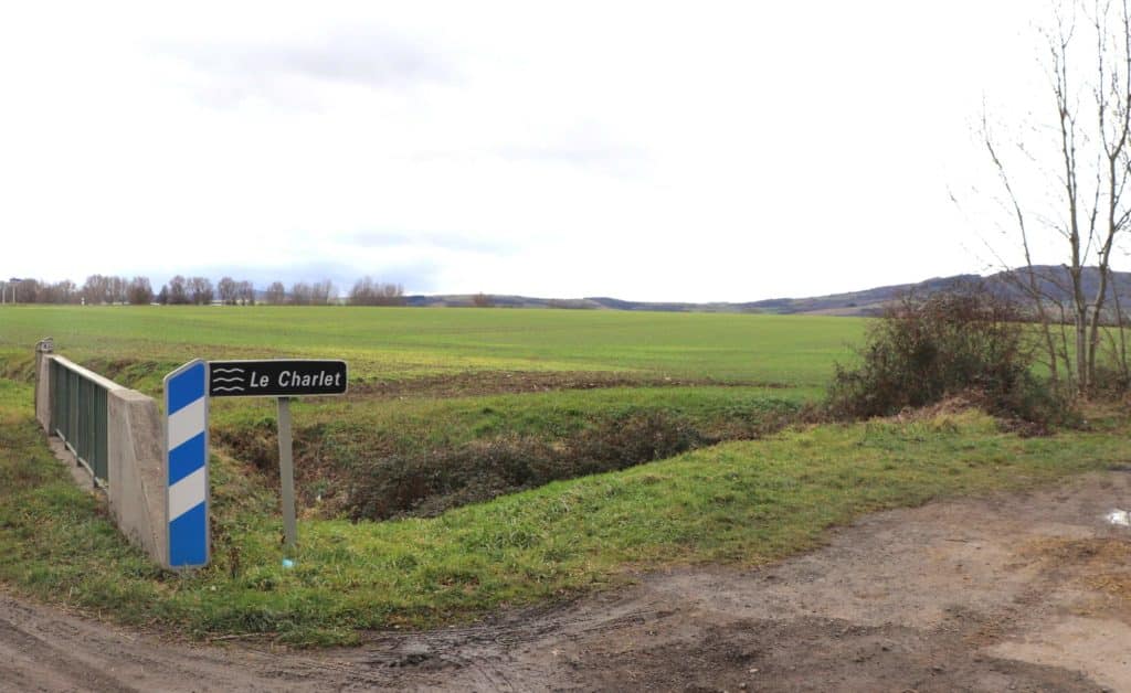 Le Charlet, dans le paysage des champs du sud Limagne