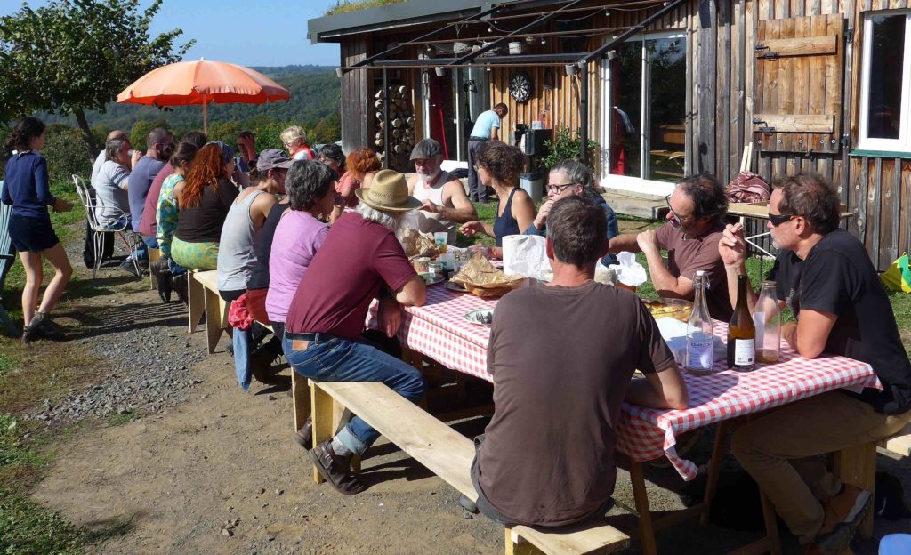 Repas convivial à la ferme d'un producteur adhérent