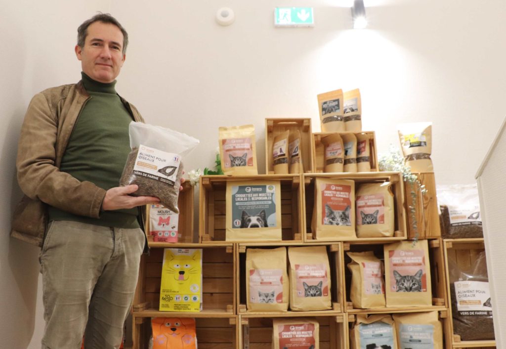 Sébastien Crépieux, devant la gamme des produits commercialisés par Invers,