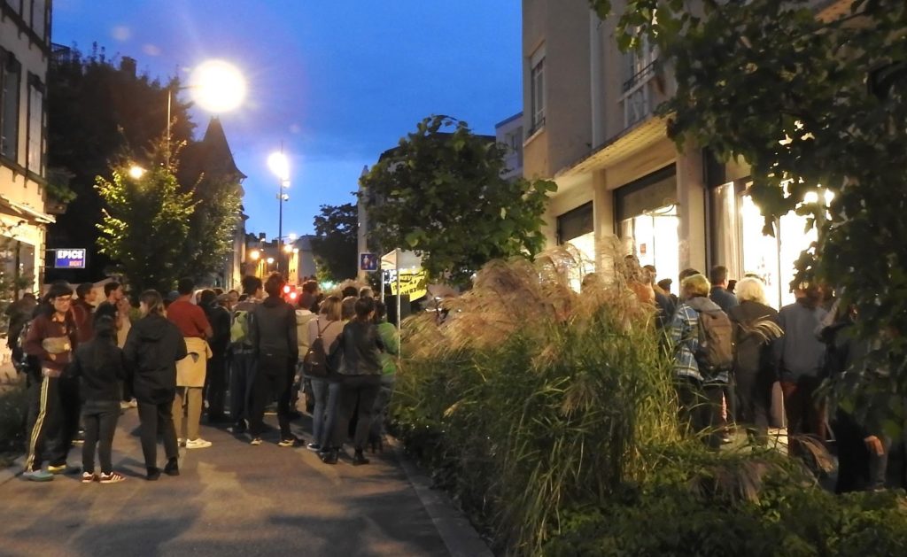 Participants à la soirée d'ouverture, dans la rue, devant La Base