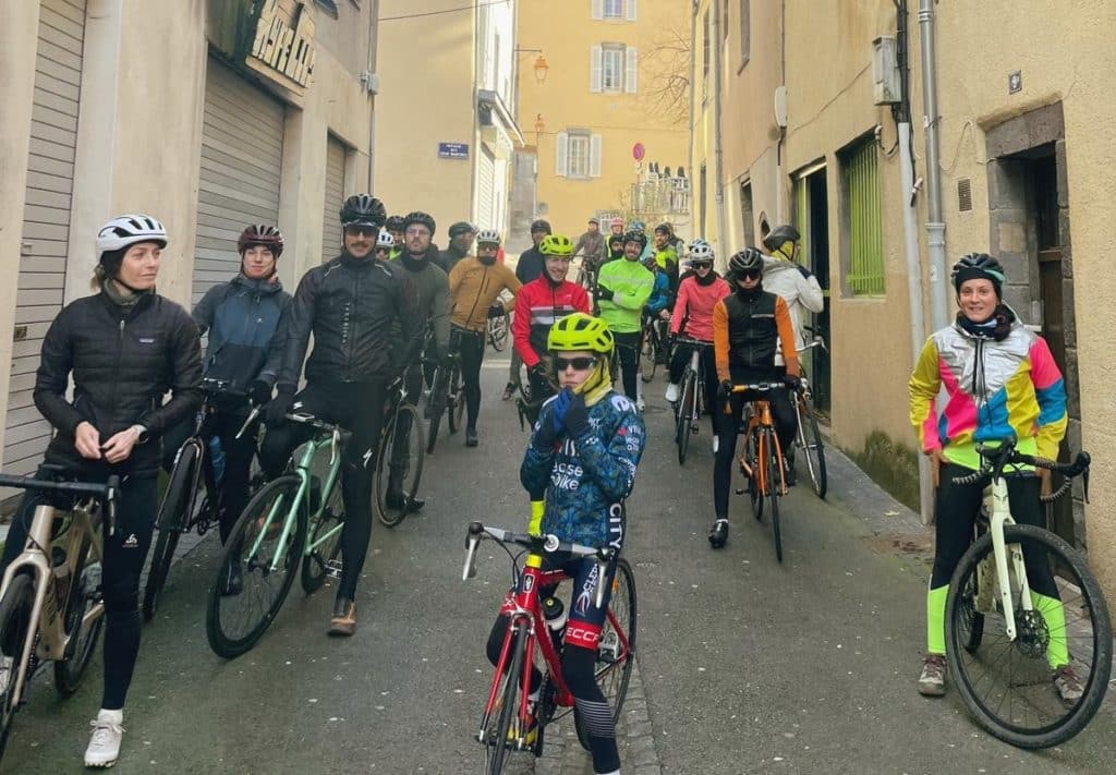 groupe de cyclistes en attente du départ