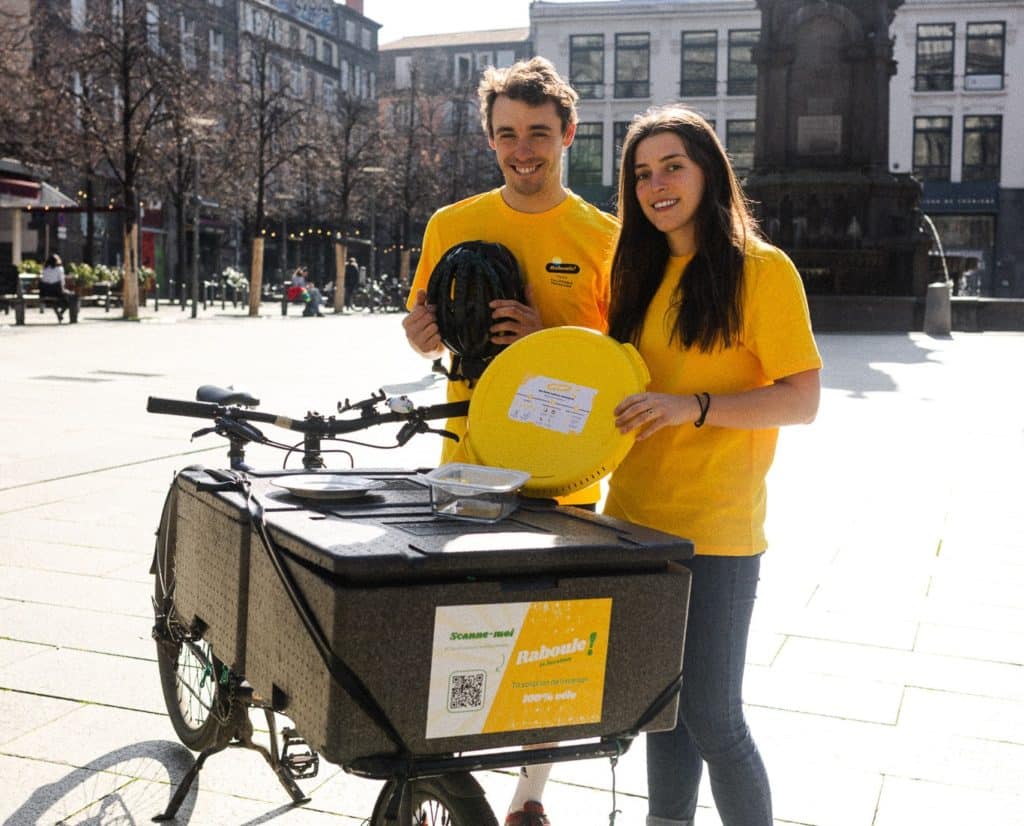 Mika et Agathe sur la place de la Victoire, avec vélo-cargo et ustensiles réutilisables