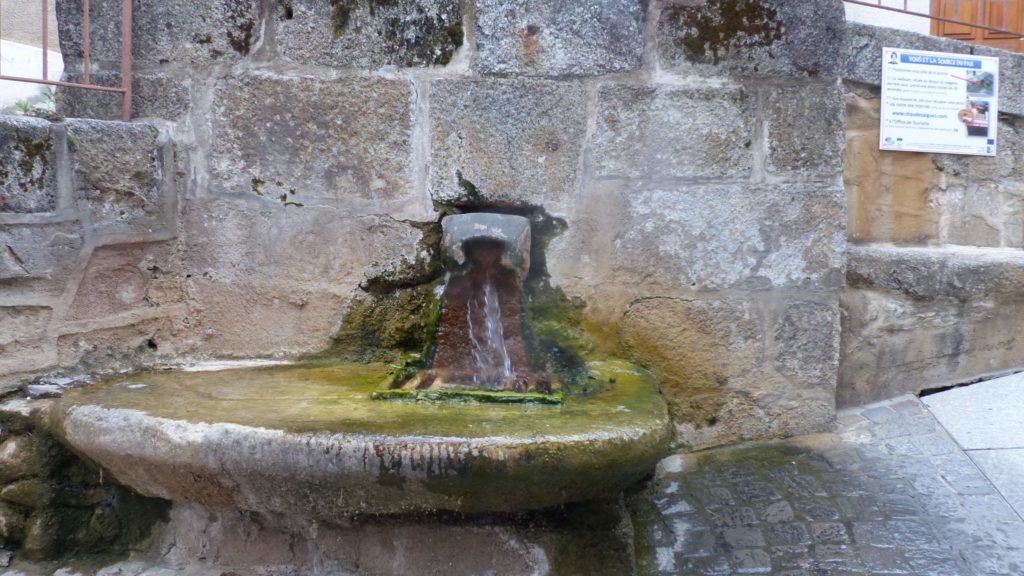 La source du Par, dont l'eau jailllt d'un mur et s'écoule dans une vasque de pierre