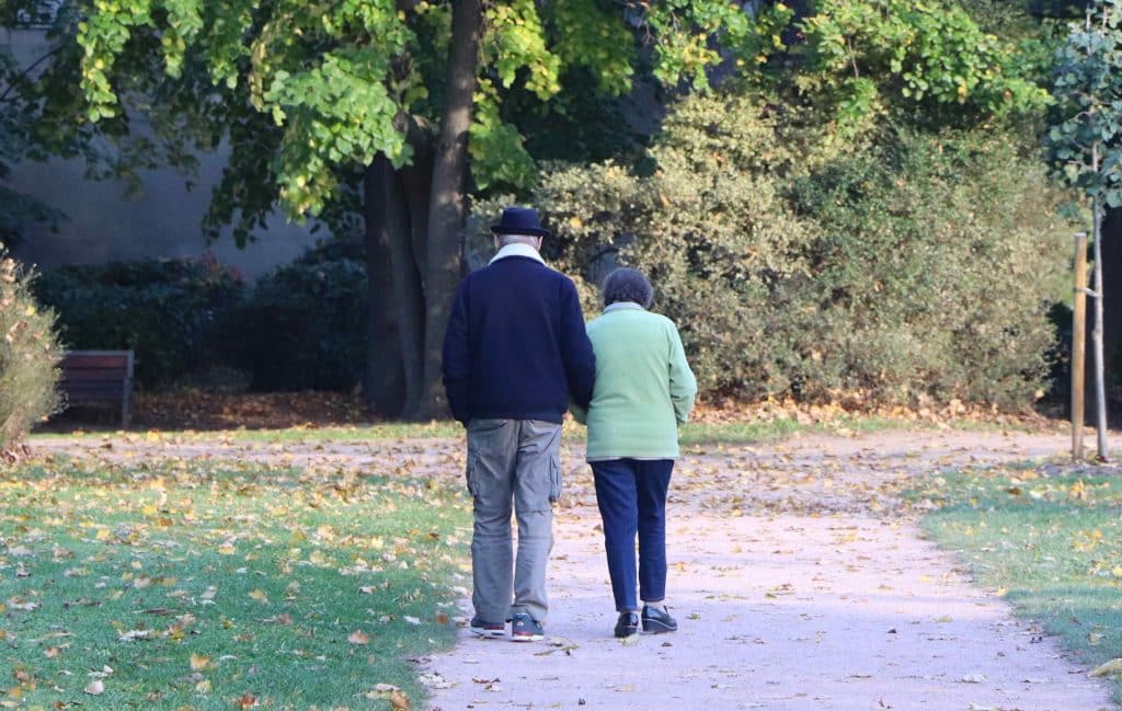 Personnes âgées marchant dans un parc à Cébazat