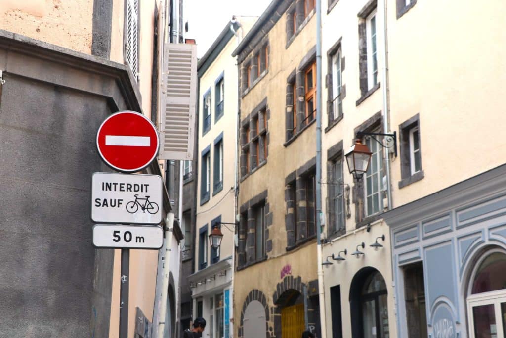 Une ruelle de Clermont avec un panneau "sens interdit sauf vélos"