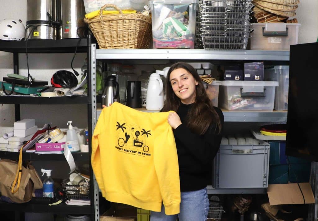 Agathe montre un sweat-shirt à l'effigie de Raboule