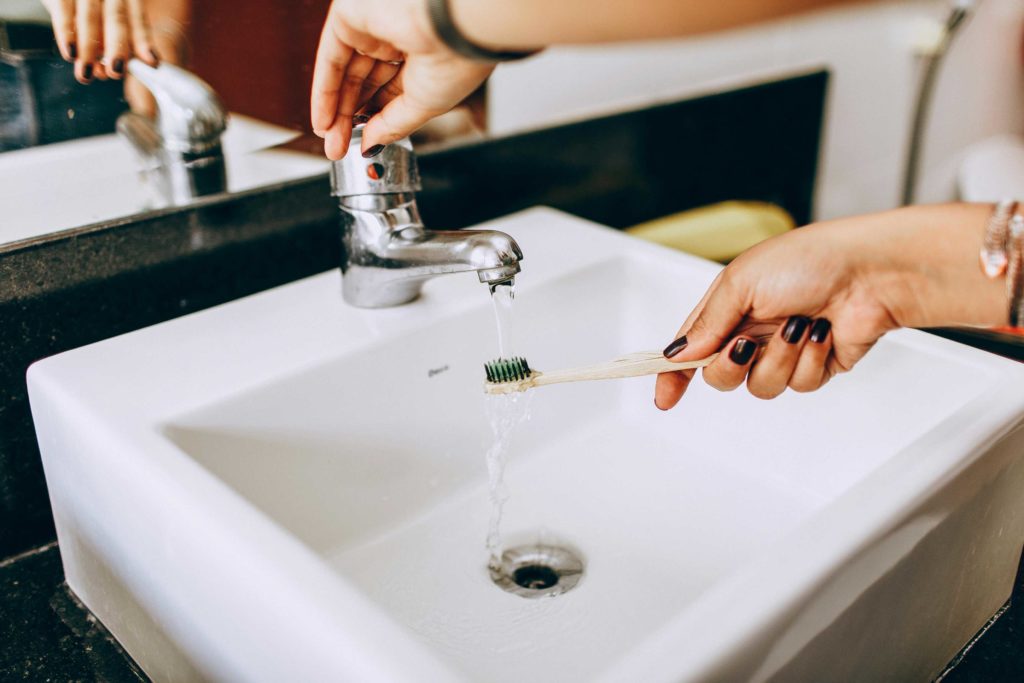 Utilisation de l'eau au robinet pour le brossage des dents