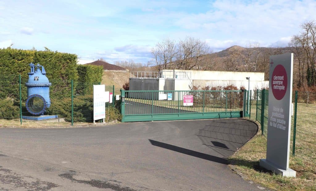 Vue de l'entrée de l'usine d'eau potable à Cournon