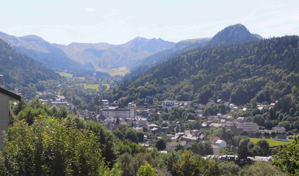 Vue générale du Mont-Dore avec le Sancy en arrière-plan