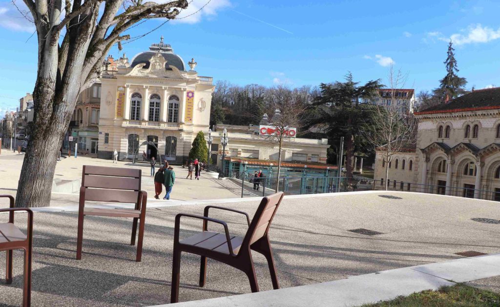 Vue sur la grande esplanade de Châtel-Guyon avec les monuments typiques d'une station thermale