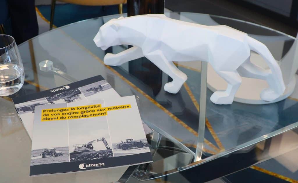 Une sculpture de guépard à côté de la plaquette de l'entreprise, sur la table basse