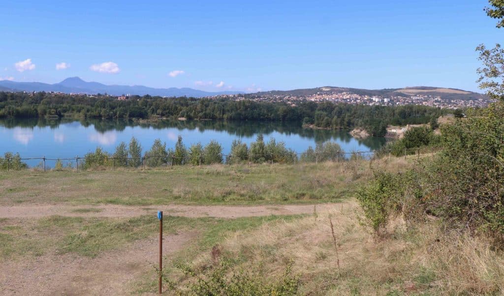 Vue sur le plan d'eau de l'Ecopole, avec Cournon en arrière-plan