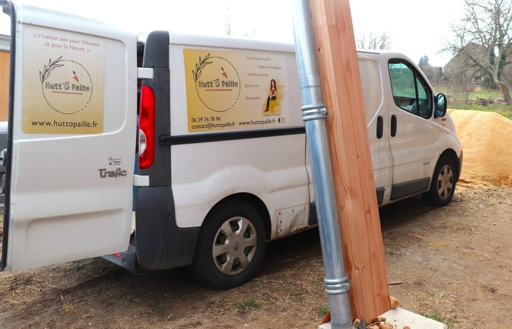 Camionnette devant la maison en chantier